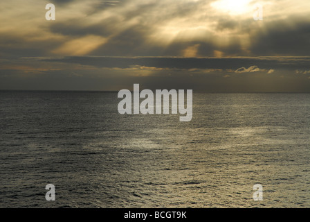 La luce del sole sull'acqua e sunburst oltre mare all'alba, Xabia / Javea Alicante, Comunidad Valenciana, Spagna Foto Stock