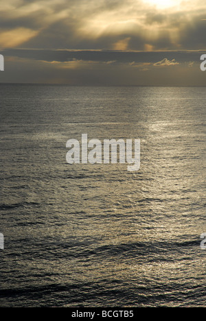 La luce del sole sull'acqua e sunburst oltre mare all'alba, Xabia / Javea Alicante, Comunidad Valenciana, Spagna Foto Stock