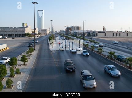 Traffico Rijadh sulla King Fahd Road Foto Stock