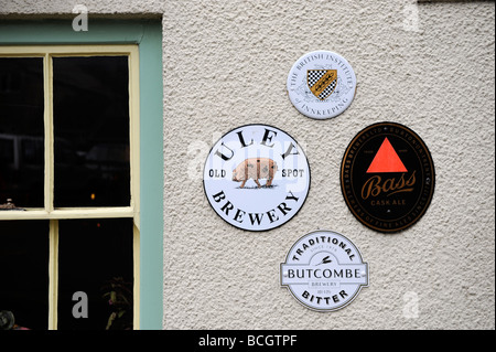 Birreria segni sul vecchio SPOT INN un pub tradizionale a Dursley GLOUCESTERSHIRE England Regno Unito Foto Stock