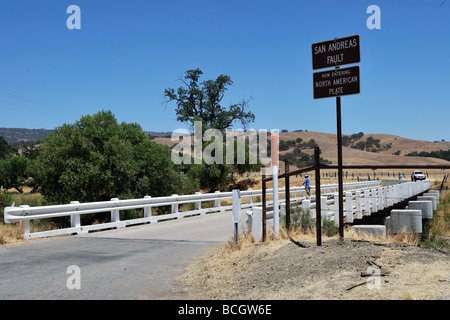 Questo ponte vicino a Parkfield, CA, attraversa il San Andreas guasto. Il ponte è ritorto da precedenti terremoti e movimento. Foto Stock