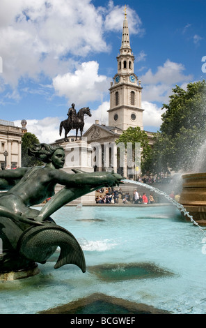 Londra Trafalgar Square fontane St Martin nei campi Chiesa soleggiata pulire positivo King George 1V Galleria Nazionale Foto Stock