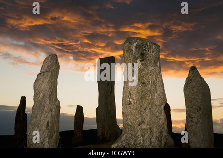 Callanish Stone Circle, neolitico pietre permanente, Tramonto su Solstizio d'estate, isola di Lewis, Ebridi Esterne, Scozia Foto Stock