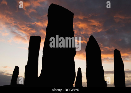 Callanish Stone Circle, neolitico pietre permanente, Tramonto su Solstizio d'estate, isola di Lewis, Ebridi Esterne, Scozia Foto Stock