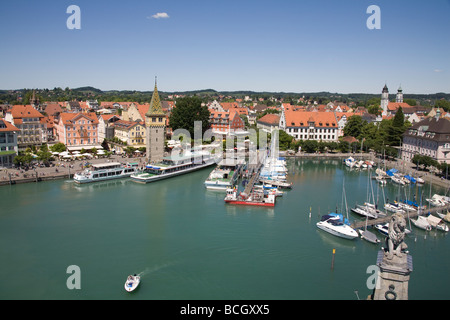 Lindau Baviera Germania UE può guardare verso il basso sul porto Mangturm e Leone bavarese statua in questa città medievale Foto Stock