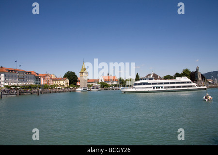 Lindau Baviera Germania UE può guardare attraverso il porto di questa città storica come un traghetto ritorna Foto Stock