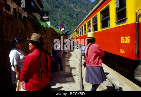 I passeggeri in partenza e di salire a bordo del treno alla stazione ferroviaria di Aguas Calientes al di sotto del Machu Picchu in Perù Sud America Foto Stock