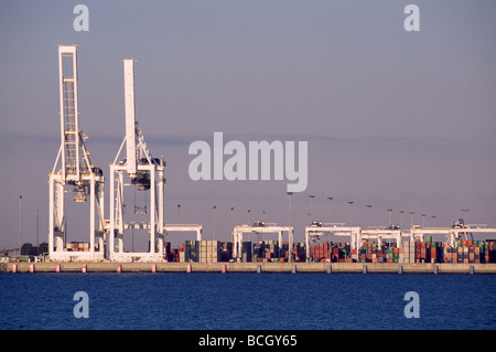 Delta, British Columbia, Canada - Roberts Bank Superport, i contenitori di spedizione, il porto di Vancouver Metro Deltaport terminale di esportazione Foto Stock