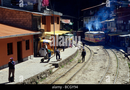 Aguas Calientes stazione ferroviaria sottostante Machu Pichu Perù Sud America Foto Stock