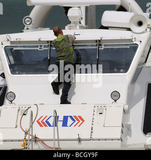 Service Engineer lavorando su un passeggero che trasportano hovercraft della società Hovertravel a Ryde Isle of Wight England Regno Unito Foto Stock