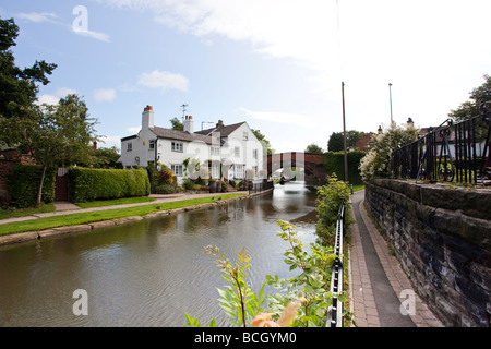 Canal e barche a Lymm, Warrington, Cheshire, Inghilterra Foto Stock