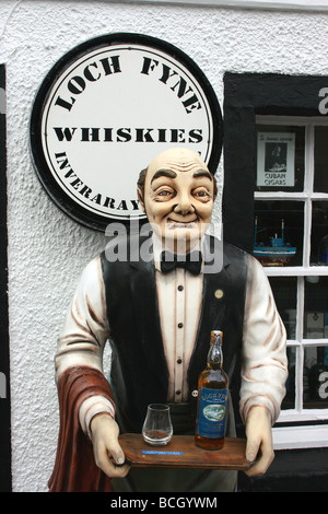 Manichino di un vecchio cameriere al di fuori del Loch Fyne whisky shop a Inverary, Argyll, Scozia occidentale Foto Stock