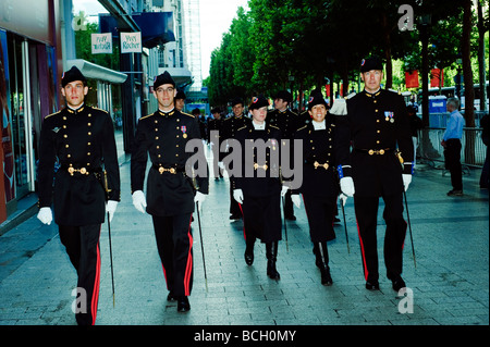 Parigi Francia, Bastille Day celebrazione " 14 luglio " parata militare sulla Avenue de Champs Elysees studenti francesi il marciapiede, le donne a piedi Foto Stock