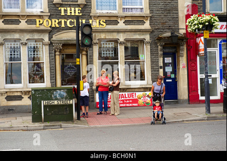 La Portcullis pub collina di fiocco persone dal semaforo in attesa di cross Foto Stock