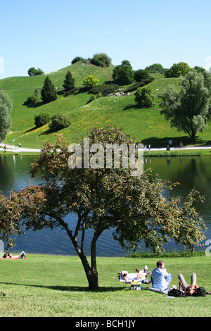 Estate nel Parco Olimpico di Monaco di Baviera Sommer im Olympiapark Foto Stock