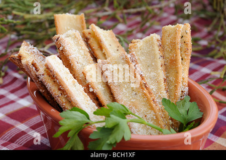 Il pane fatto in casa bastoni con formaggio parmigiano Foto Stock