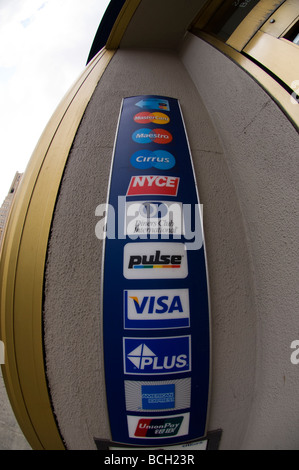 Logo per le carte di credito e di debito al di fuori di una banca in New York quartiere di Chelsea di New York Foto Stock