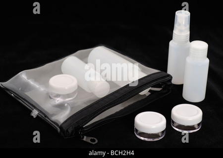 Viaggio-dimensioni contenitore kit che è ora consentito per il bagaglio a  mano in aereo Foto stock - Alamy