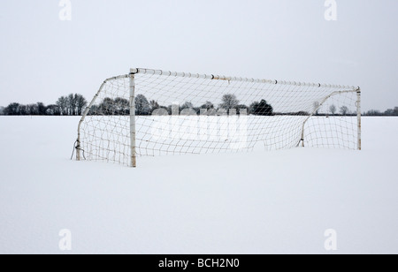 Gli obiettivi di calcio in inverno la neve Foto Stock