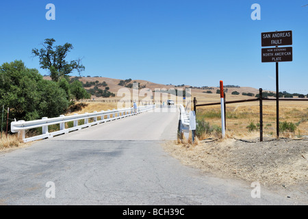 Questo ponte vicino a Parkfield, CA, attraversa il San Andreas guasto. Il ponte è ritorto da precedenti terremoti e movimento. Foto Stock