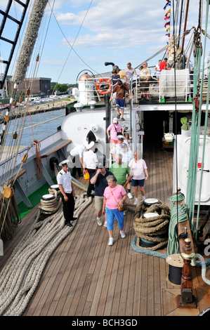 La gente sul ponte touring il russo tall ship Kruzenshtern ancorata al Massachusetts Accademia Marittima come cadetti russo guarda su Foto Stock