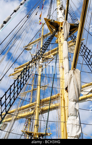 Cerca aloft a Tall Ship montante con rigging sartiame e vele arrotolata Foto Stock