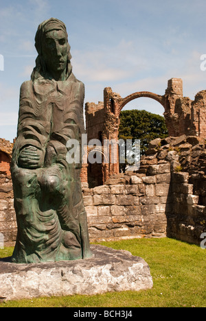 Statua di San Andrea da Lindisfarne Priory Foto Stock