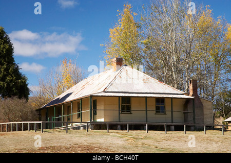 Cotterill s Cottage 1899 Yarrangobilly Village montagne innevate autostrada Kosciuszko Parco Nazionale montagne innevate NSW Australia Foto Stock