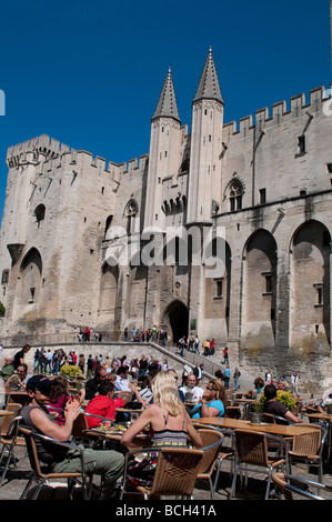 Il ristorante all'aperto nella parte anteriore del Palazzo dei Papi Palais des Papes Avignon Francia Foto Stock