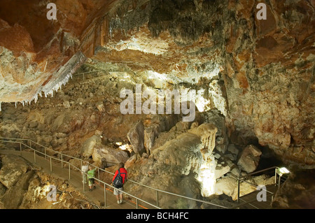 Persone in Sud Gloria Grotta Grotte Yarrangobilly Kosciuszko Parco Nazionale montagne innevate del Nuovo Galles del Sud Australia Foto Stock