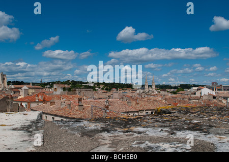 Vista della città dall'arena romana Les Arenes Anfiteatro romano di Nimes Francia Foto Stock