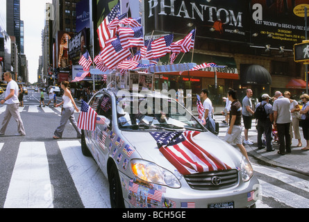 Bandiere americane New York City Broadway e Times Square 4 luglio celebrazione. Auto con più bandiere americane USA Foto Stock