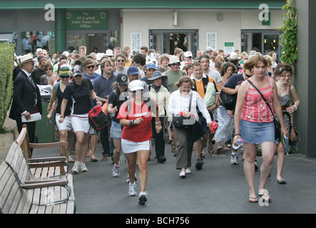 La folla si precipita in quanto i cancelli di Wimbledon aperto al mattino Foto Stock