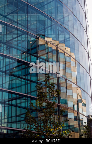 La riflessione di edificio per uffici in Sainsbury's headquarters facciata di vetro, London, England, Regno Unito Foto Stock