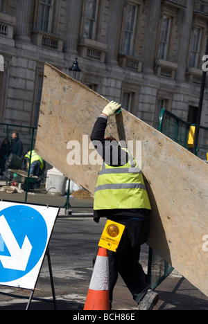 Imbarco fino vetrine nel centro di Londra prima di una dimostrazione Foto Stock