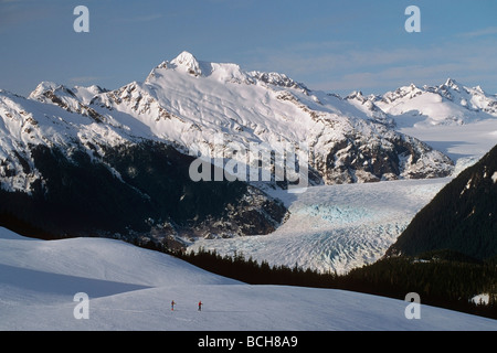 Mendenhall Glacier Southeast Alaska inverno i fondisti Neve Montagne Forest Sky Foto Stock