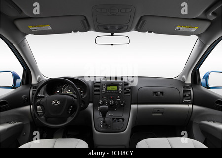 2009 Kia Sedona in base blu - Cruscotto, consolle cambio di marcia visualizzare Foto Stock