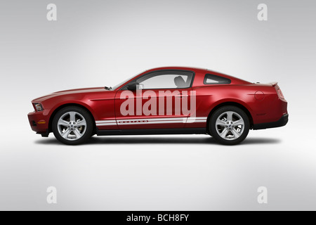 2010 Ford Mustang V6 Premium in rosso - Driver Profilo laterale Foto Stock