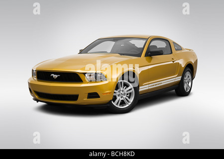 2010 Ford Mustang V6 in oro - Vista anteriore angolare Foto Stock