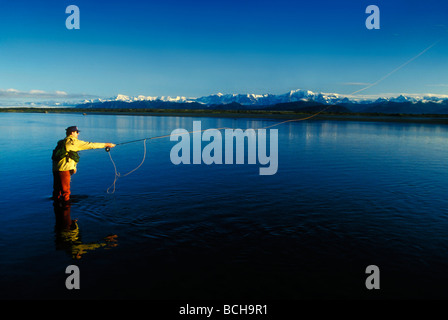 Uomo di Pesca a Mosca Report di Pesca sul Fiume Tsui, a sud-est di Alaska, estate Foto Stock