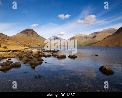 Inghilterra, Cumbria, Lake District NP, visualizzare fino Wast Water per Yewbarrow, grande timpano, Scafell Pike & Wasdale Head Foto Stock