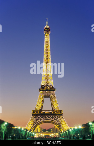Illuminata dalla Torre Eiffel al tramonto in Parigi Francia Foto Stock