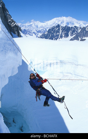 Scalatore appendere la fune Alaska Range crepaccio sul ghiacciaio AK molla centromeridionale Scenic Foto Stock