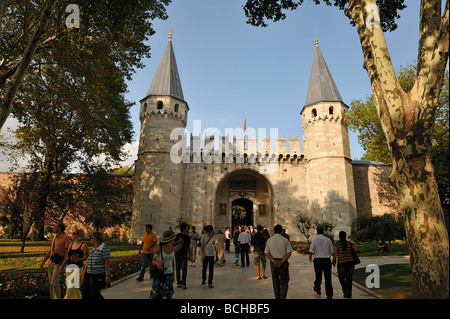 Ingresso al Palazzo di Topkapi Gate di Salutation Cannon Islanbul Gate Turchia Foto Stock