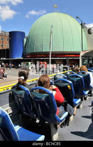 La cupola del Madame Tussauds London museum palazzo visto dai turisti su open top bus tour Foto Stock