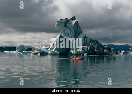 Sea Kayakers tra gli iceberg vicino ghiacciaio di Bering SC AK Estate Foto Stock