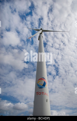 Una turbina eolica di proprietà della società petrolifera Total in un sito a Dunkerque Francia settentrionale Foto Stock