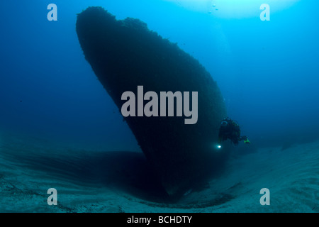 Subacqueo in immersione sul relitto di Cala Tramontana Pantelleria isola mare Mediterraneo Italia Foto Stock