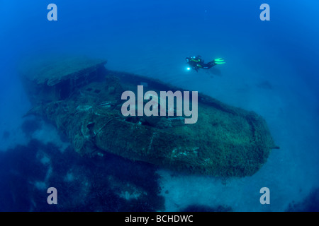 Subacqueo in immersione sul relitto di Cala Tramontana Pantelleria isola mare Mediterraneo Italia Foto Stock