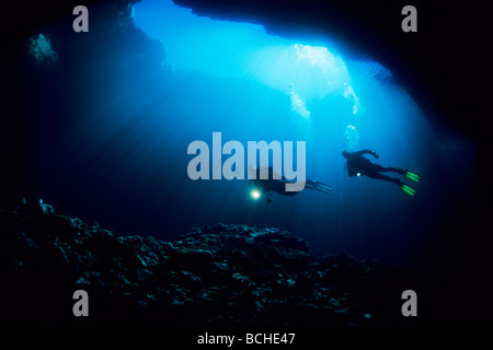 Scuba Diver esplorando Buco Blu Grotta di Vela Luka Vela Luka Isola di Korcula Dalmazia Adriatico Croazia Foto Stock